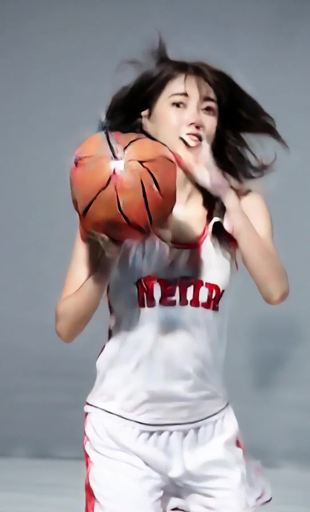 托篮球的运动少女，黑发辫子，白色红边背心