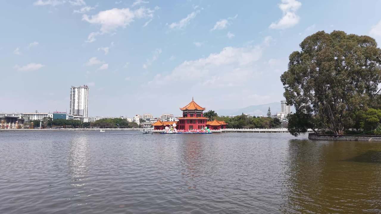 湖畔红亭静谧景