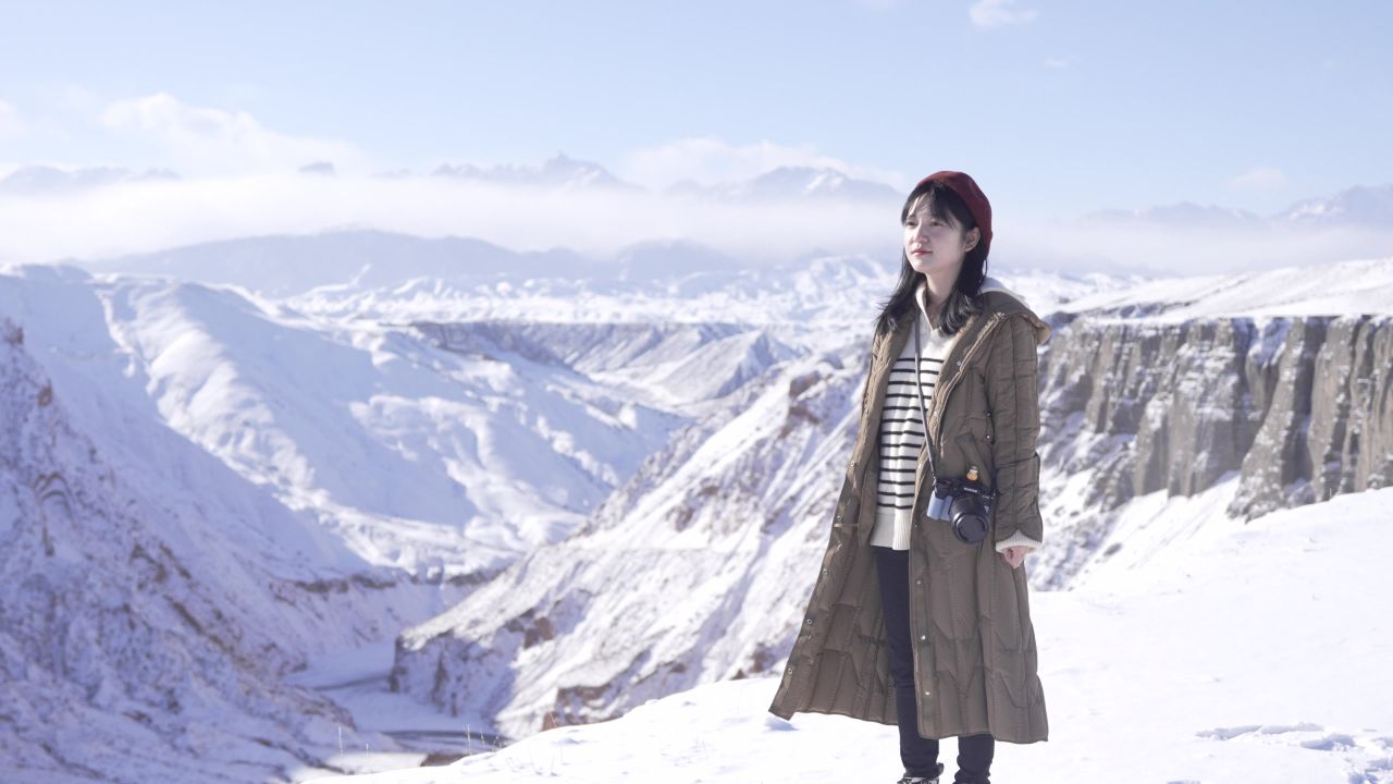 安集海大峡谷冬季美女动作特写 4