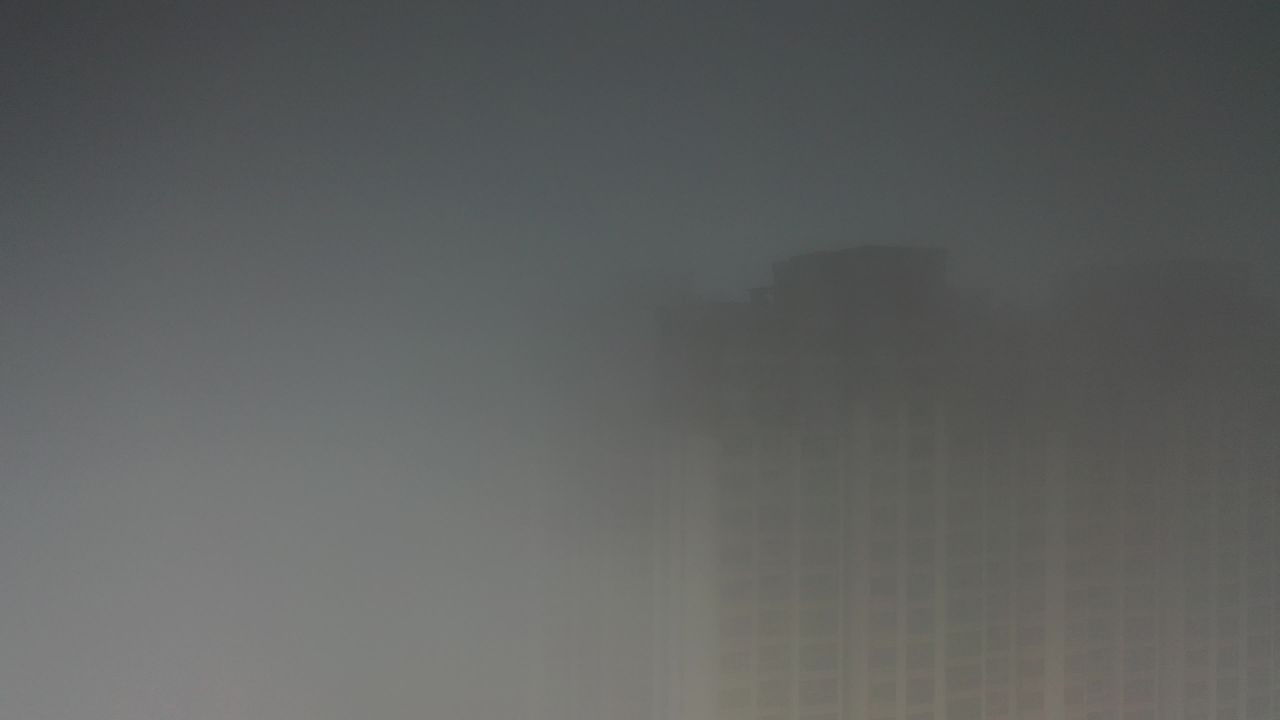 雾中城市街景
