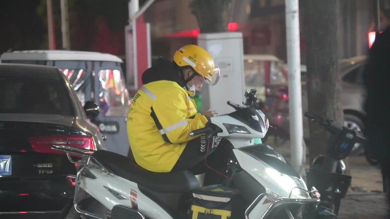 夜幕下的外卖小哥