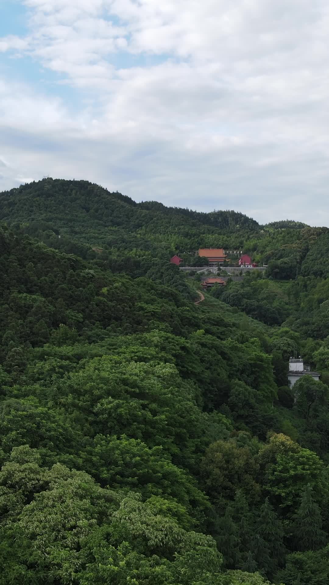 山间古寺静谧景