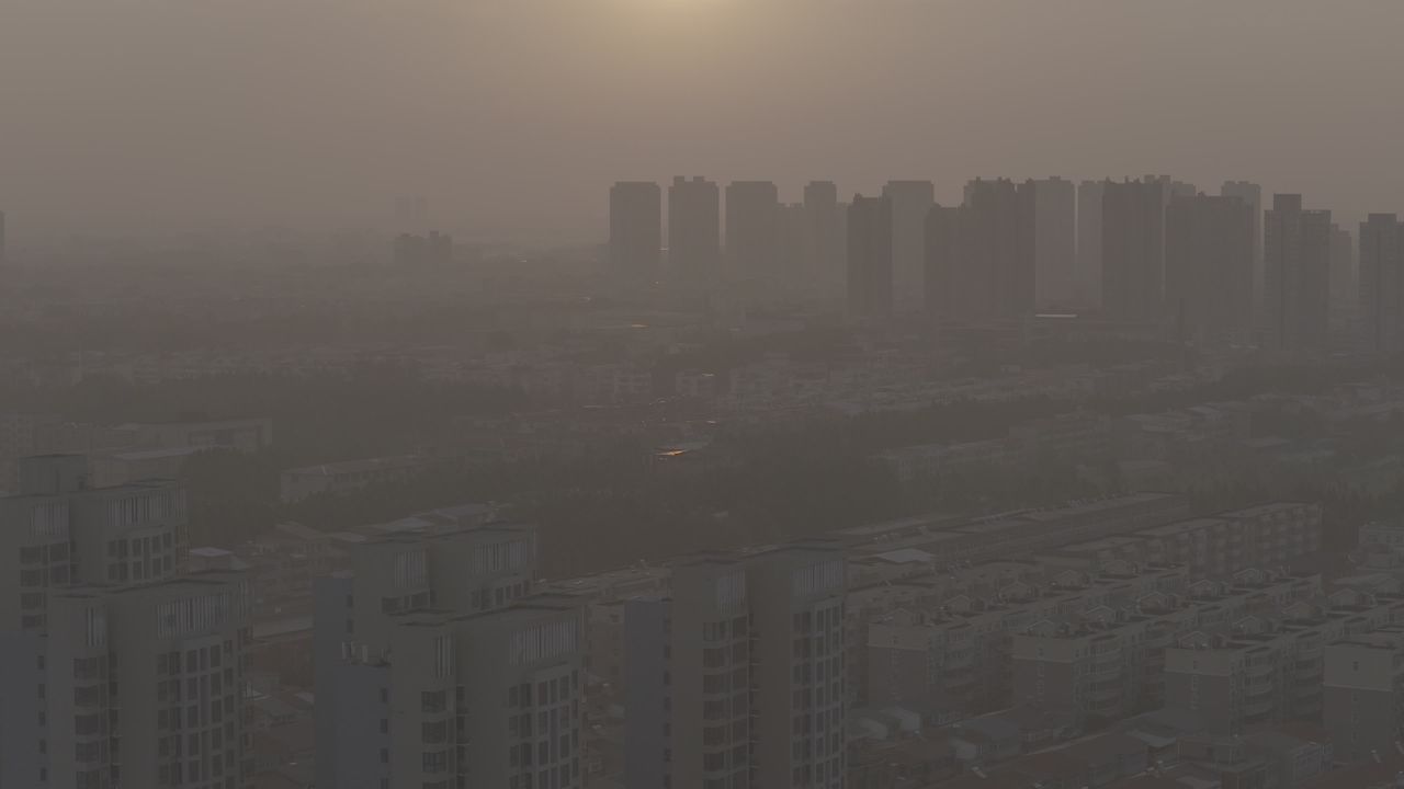 雾中城市剪影
