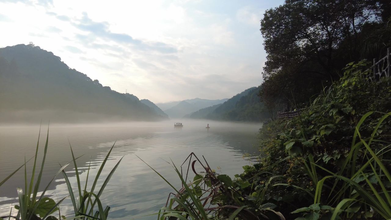 湖南郴州小东江清晨迷雾实拍 