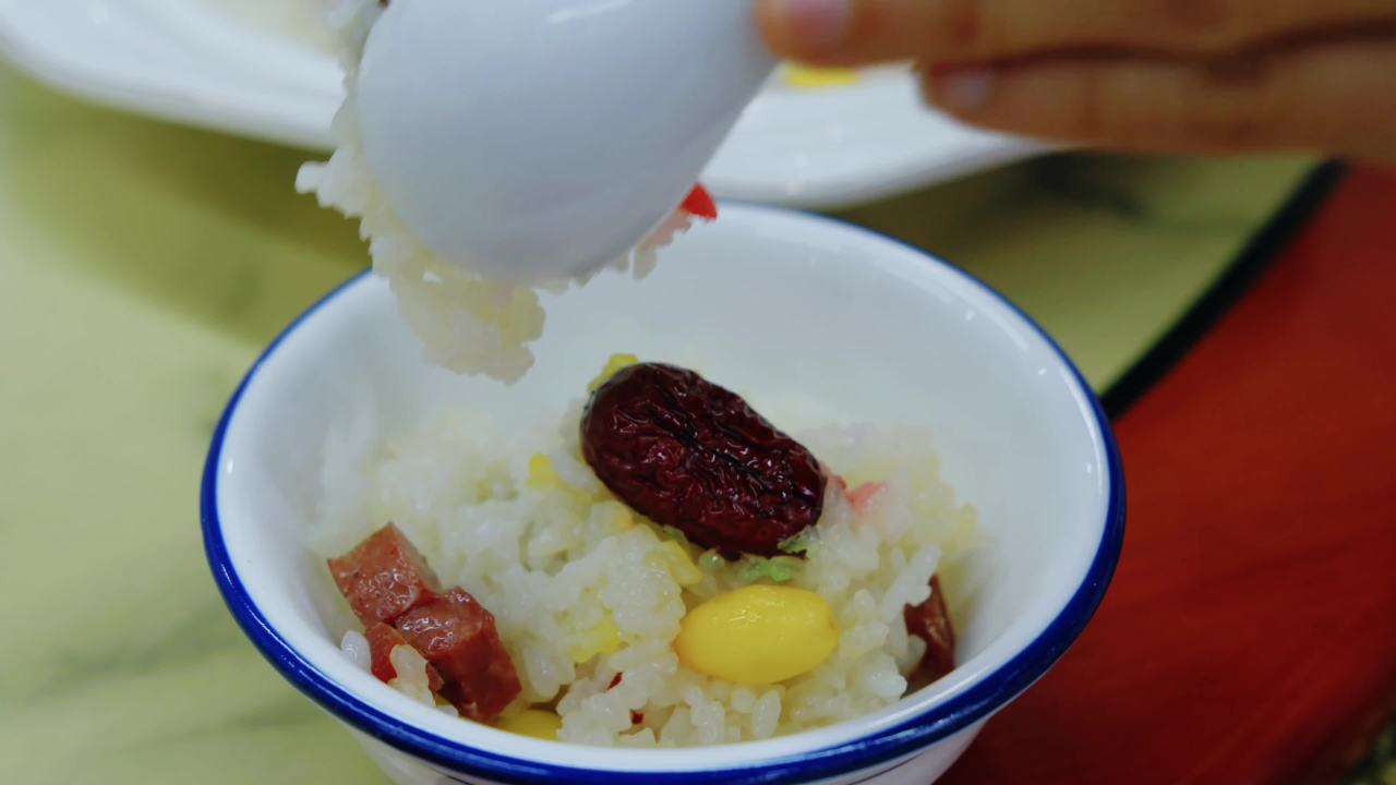 享用美味的红枣腊肠饭
