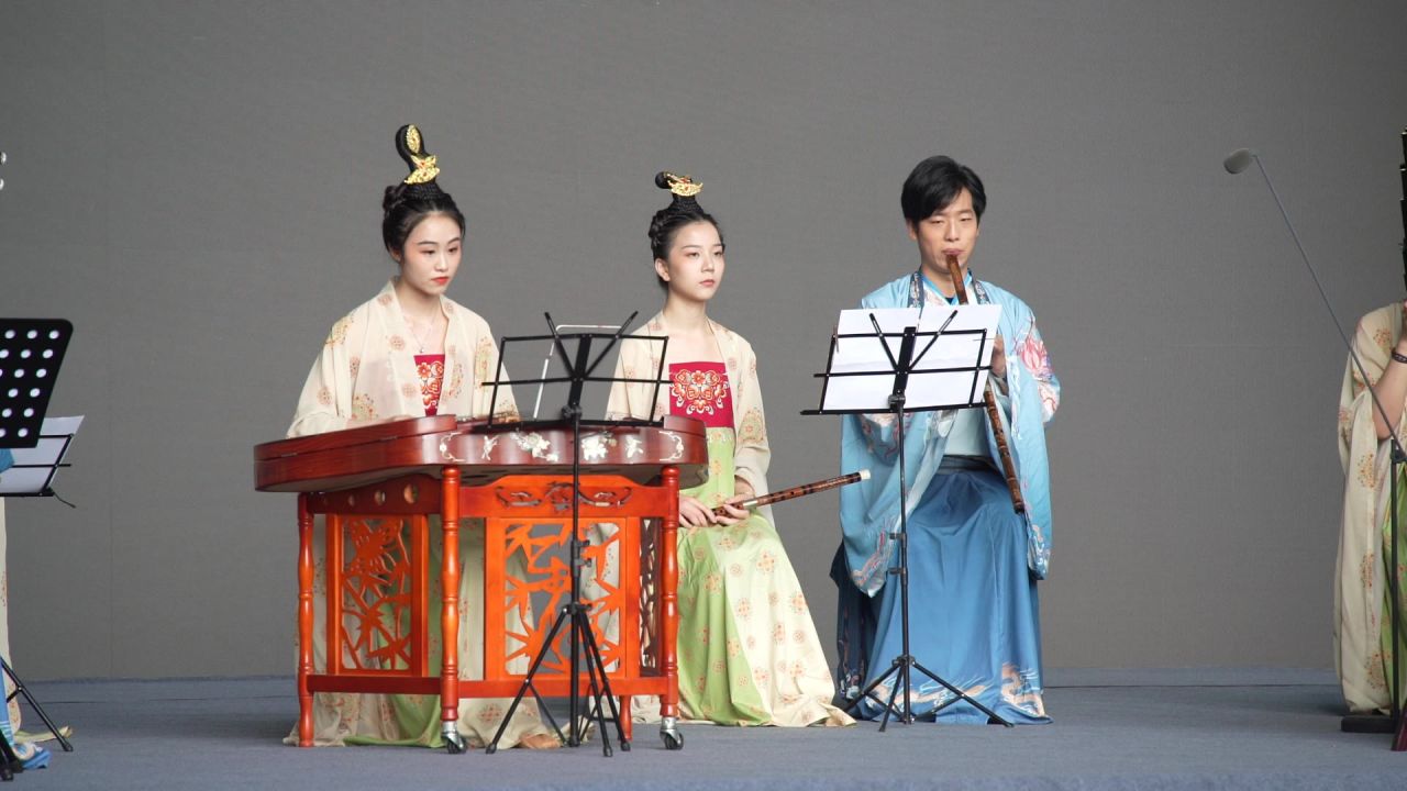 舞台上中国古乐器表演