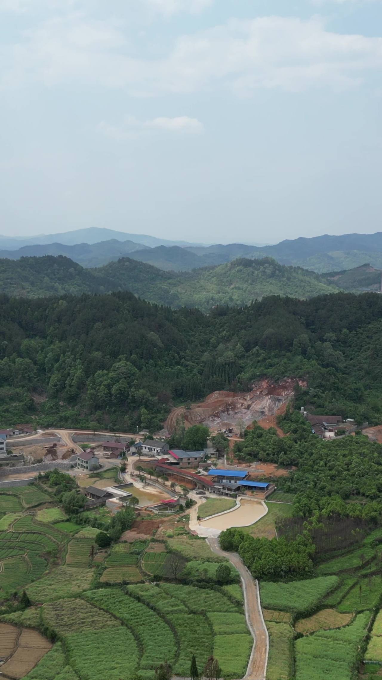山间绿意盎然的乡村