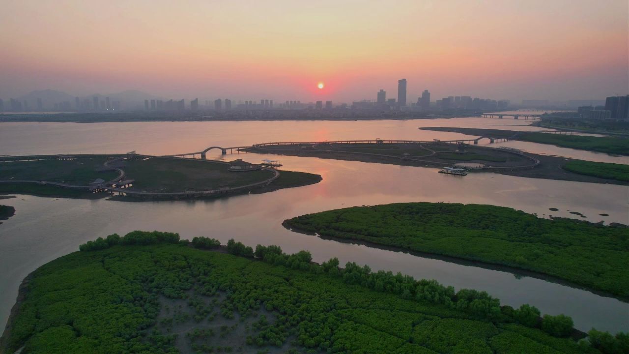 航拍下潭尾湿地公园日落