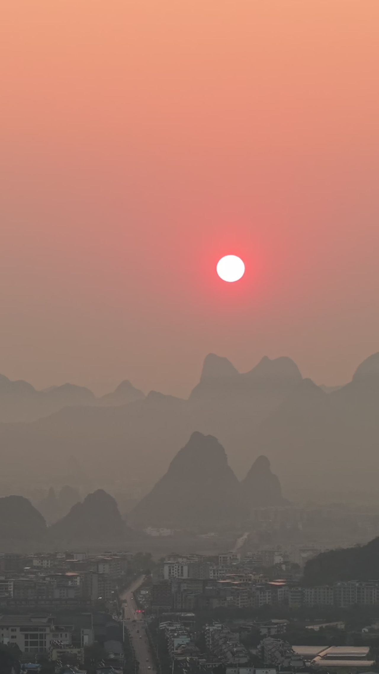 日出映山城