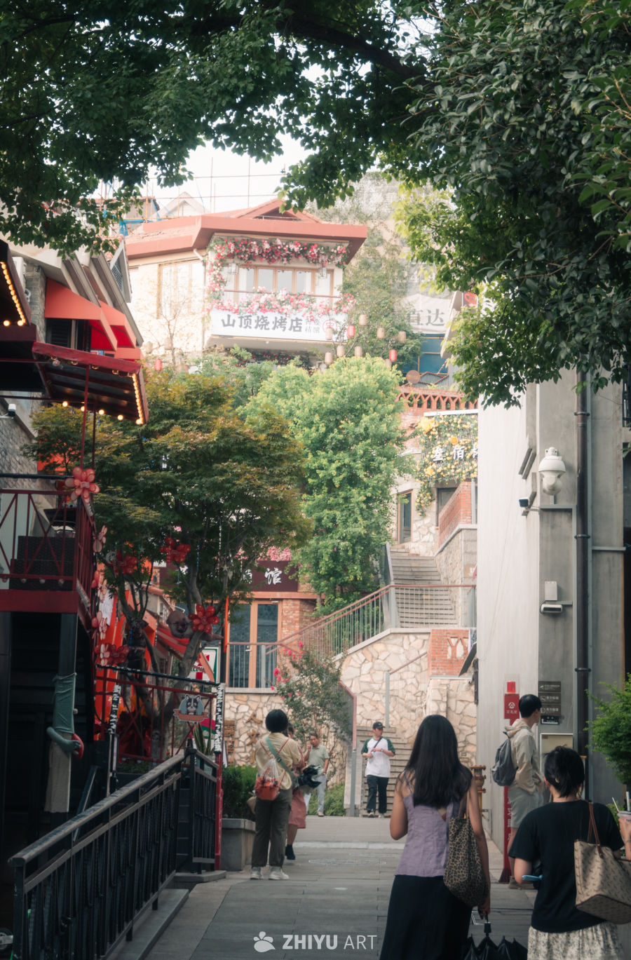 阳光下的小巷子