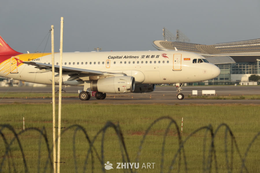 首都航空飞机在机场跑道上