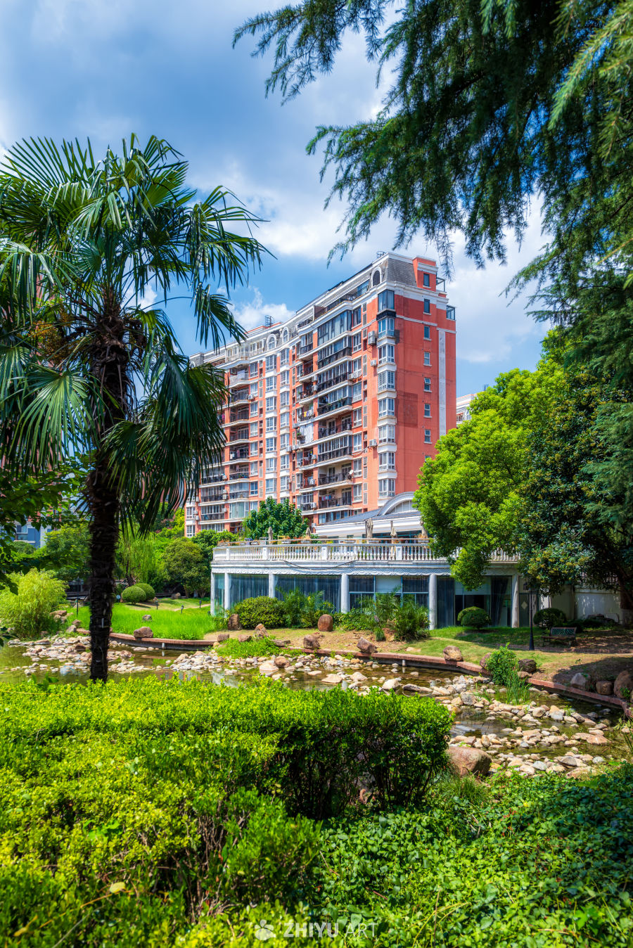 现代住宅区的宁静园林