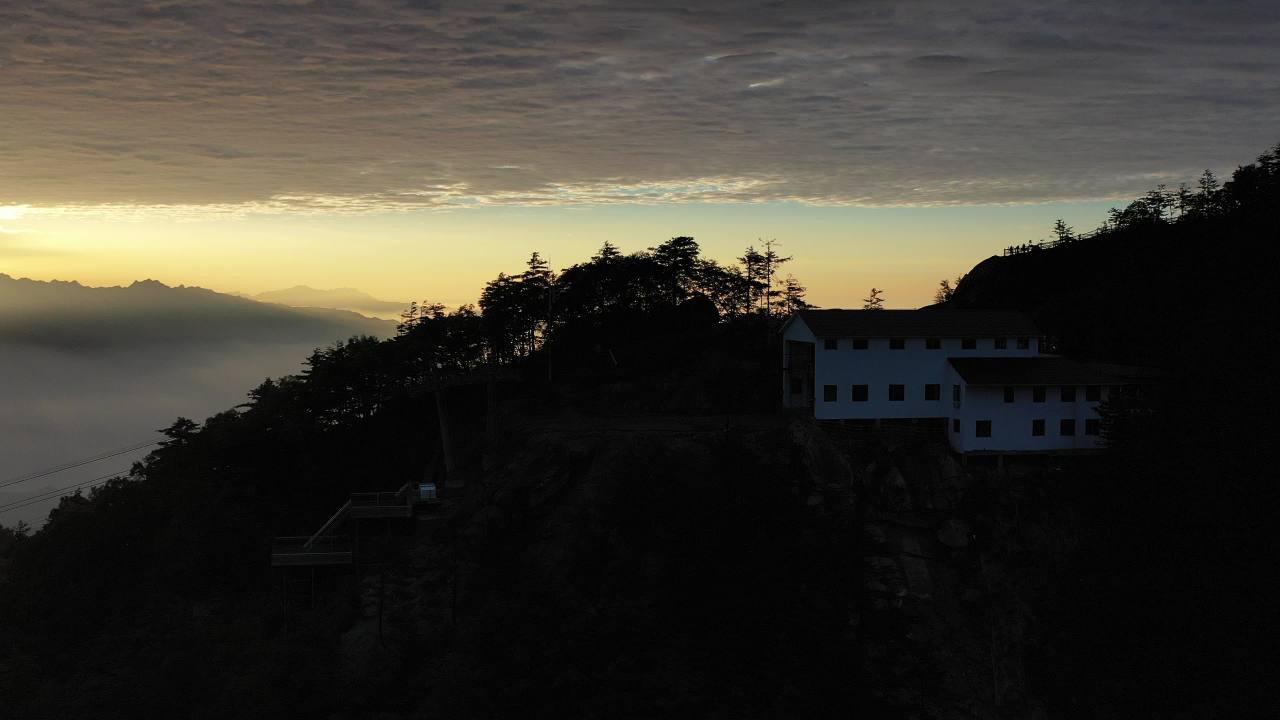 日出山巅，云海环绕