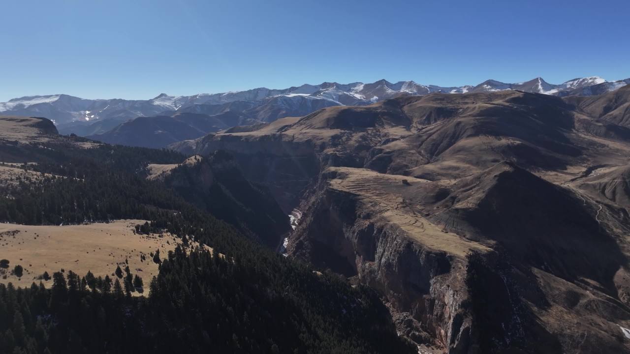 壮观森林峡谷全景航拍