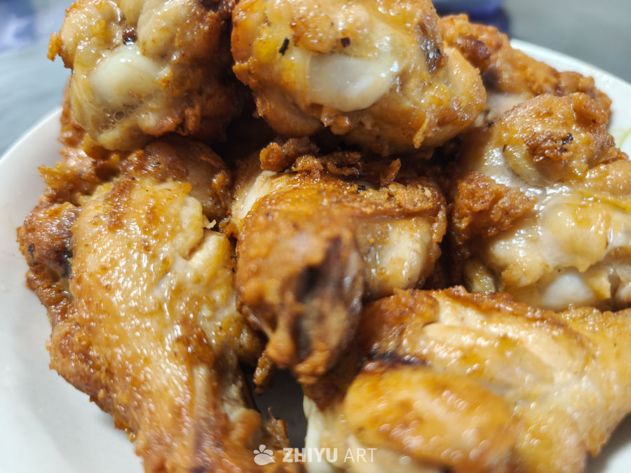 金黄酥脆的炸鸡翅