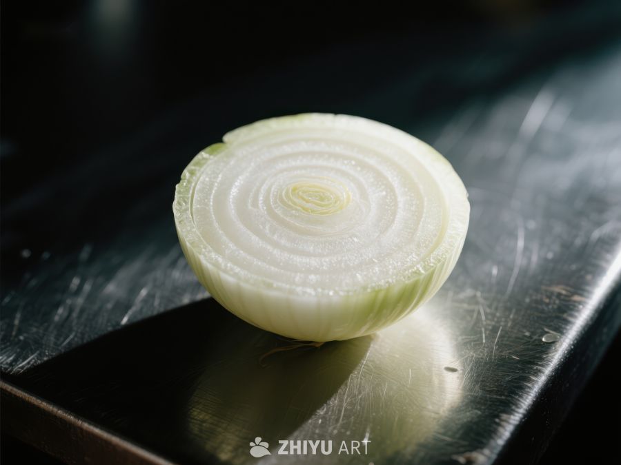 切开的洋葱置于金属表面 275