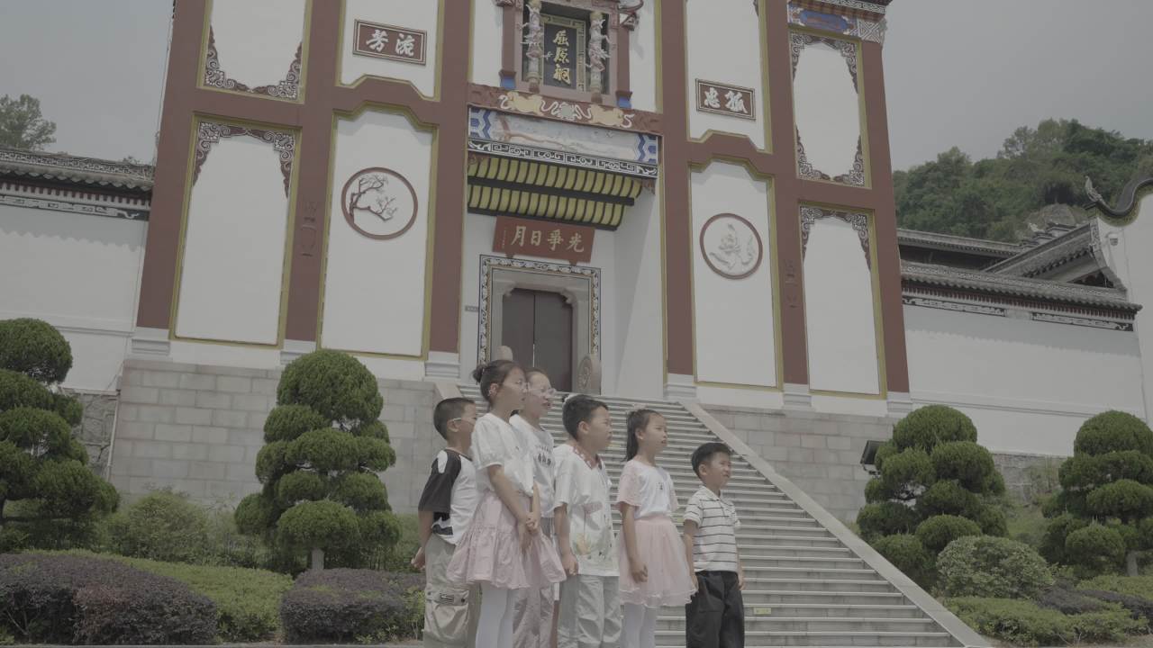 儿童在古建筑前合影