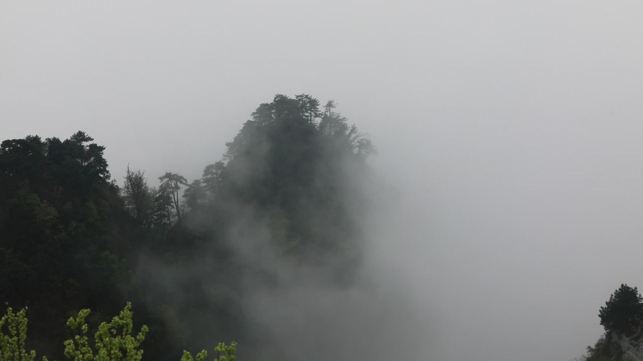 云雾缭绕的山间小路