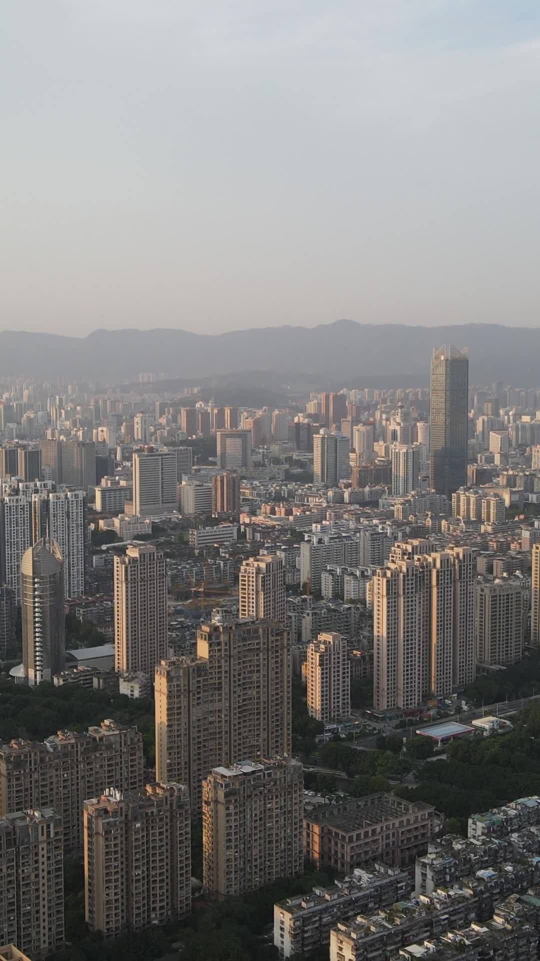 夕阳下的城市全景