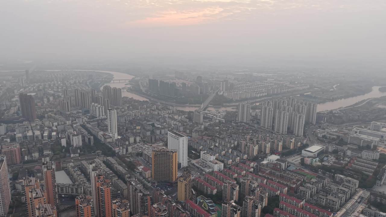 晨曦中的城市全景