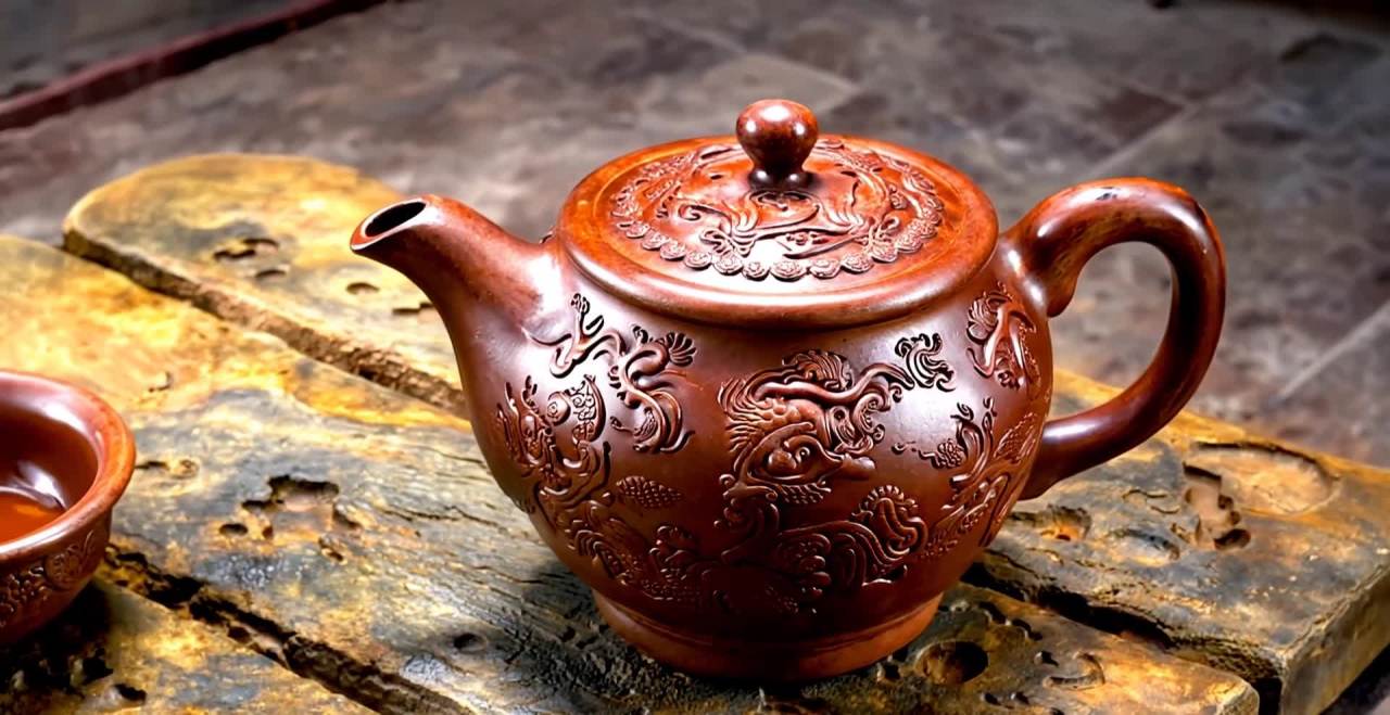 雕花棕色茶壶中式石桌特写