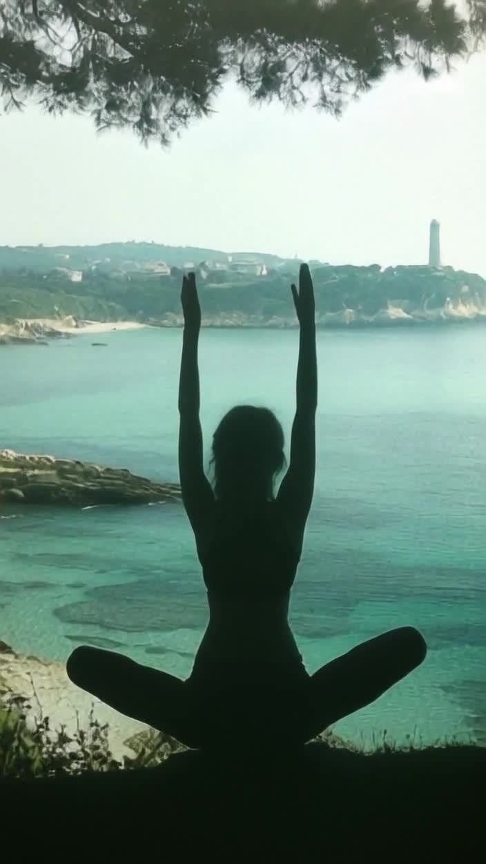 海边冥想剪影，拥抱自然，灯塔海岸风景。