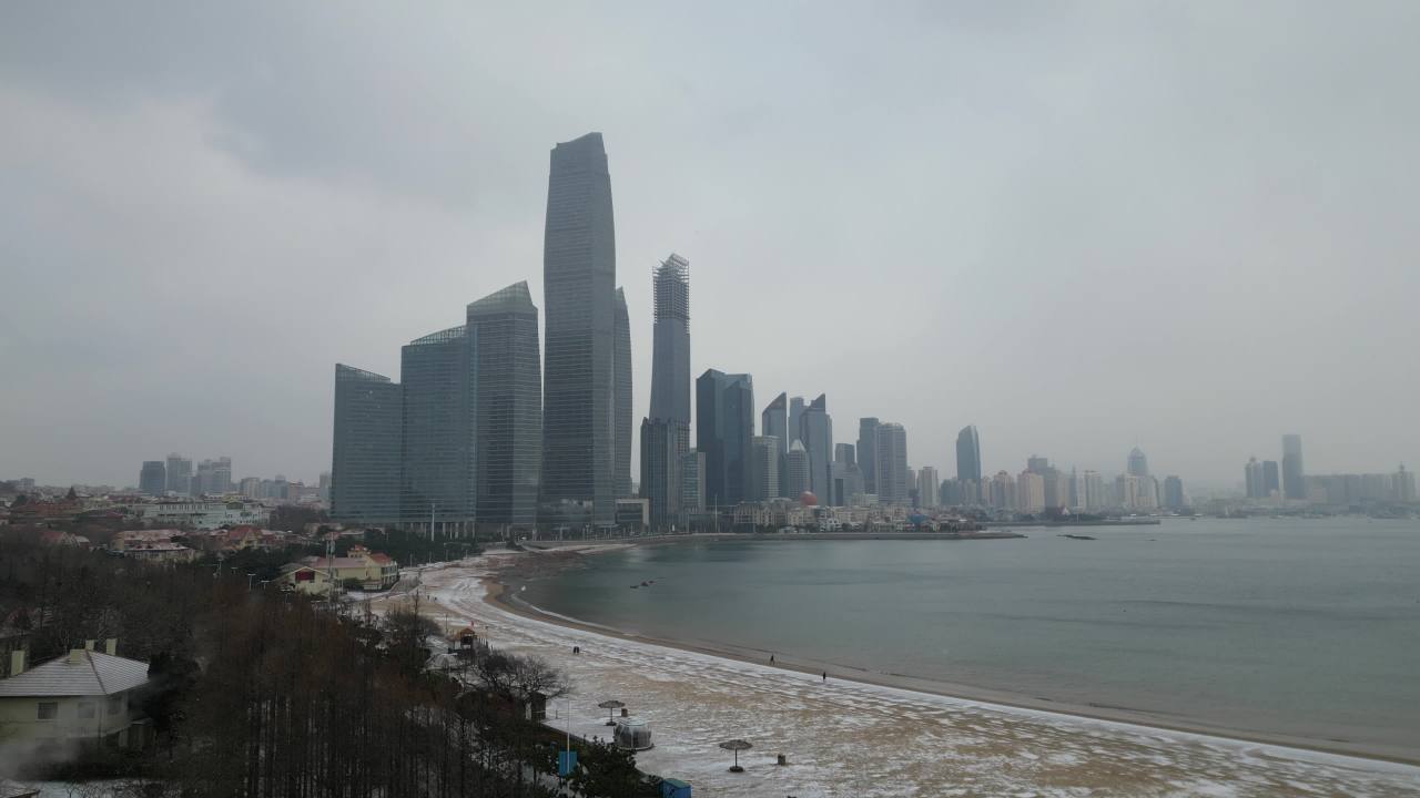 青岛第三海水浴场城市海边雪景航拍 4