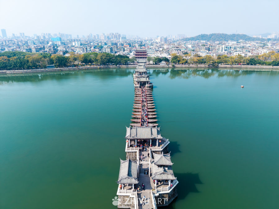 古桥横跨碧水城景