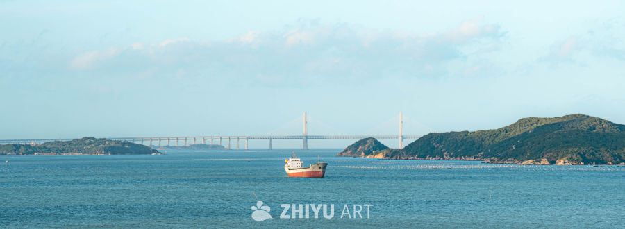 海桥之景：宁静的海上航行