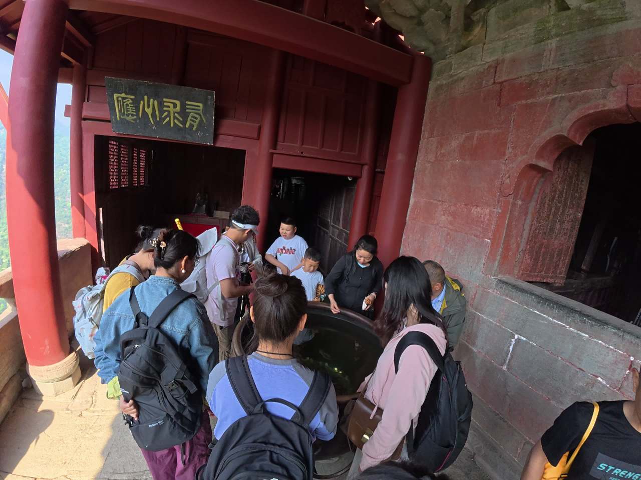 古建筑前的硬币祈福