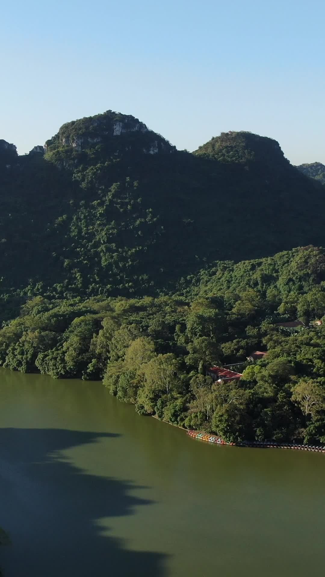 湖畔山景