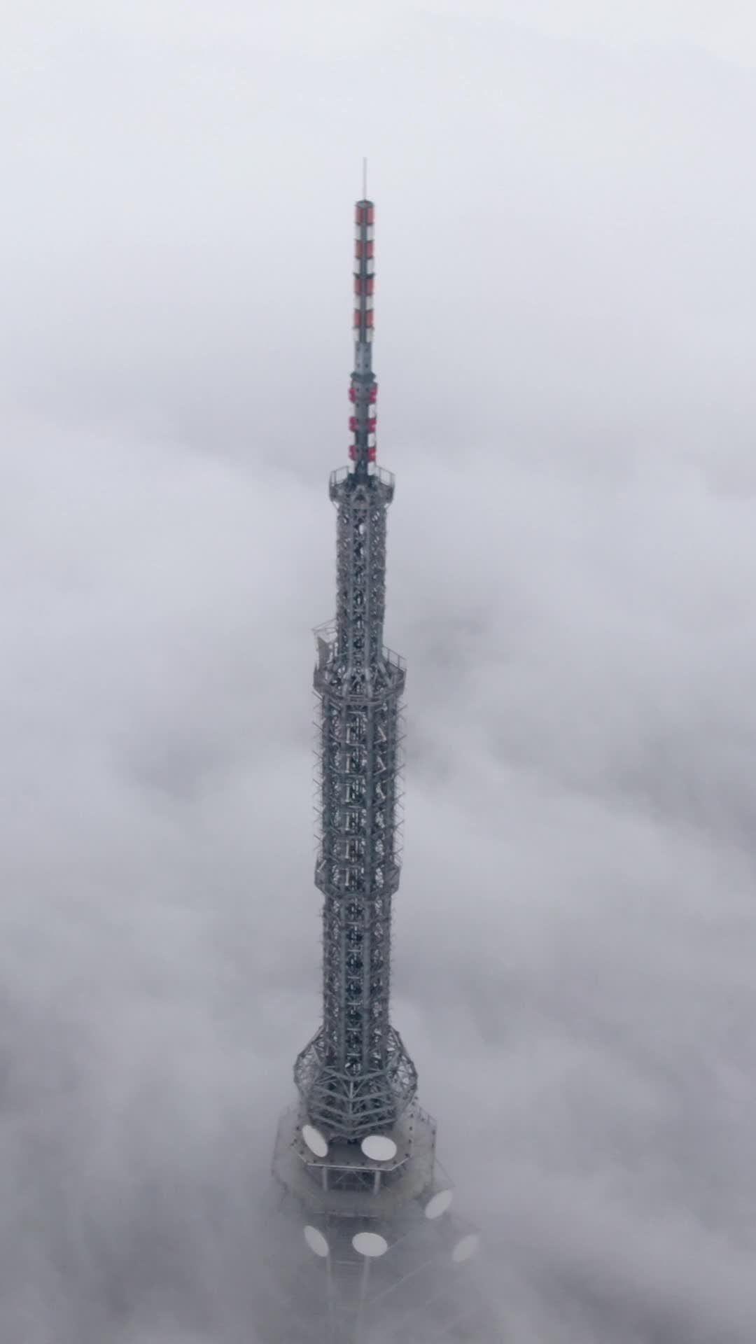 云端之上的通信塔