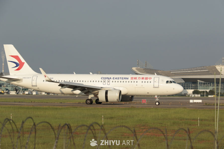 中国东航A320客机在机场跑道待命