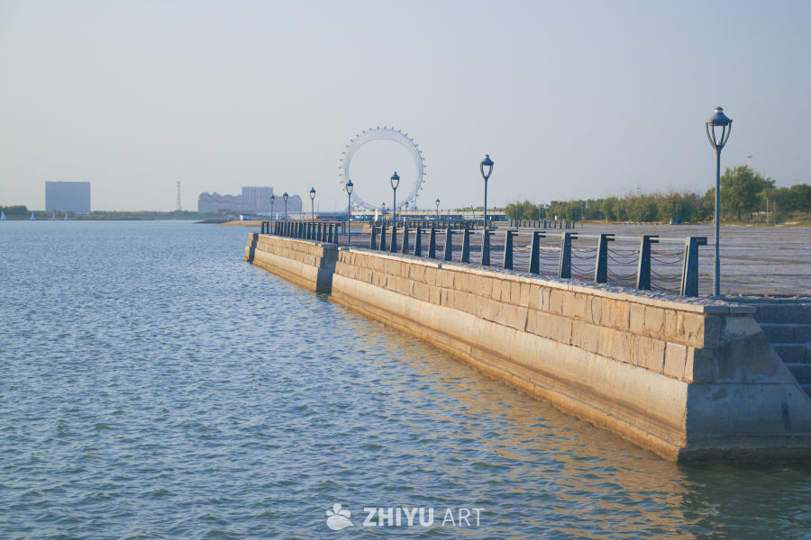湖畔码头与摩天轮