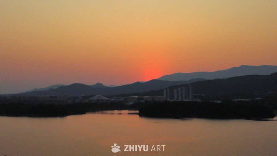 湖畔夕阳映山色