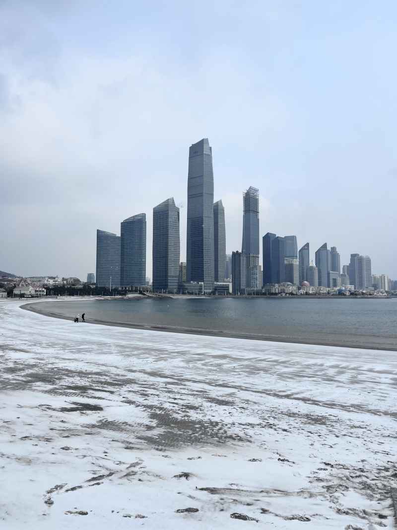 青岛第三浴场海边雪景
