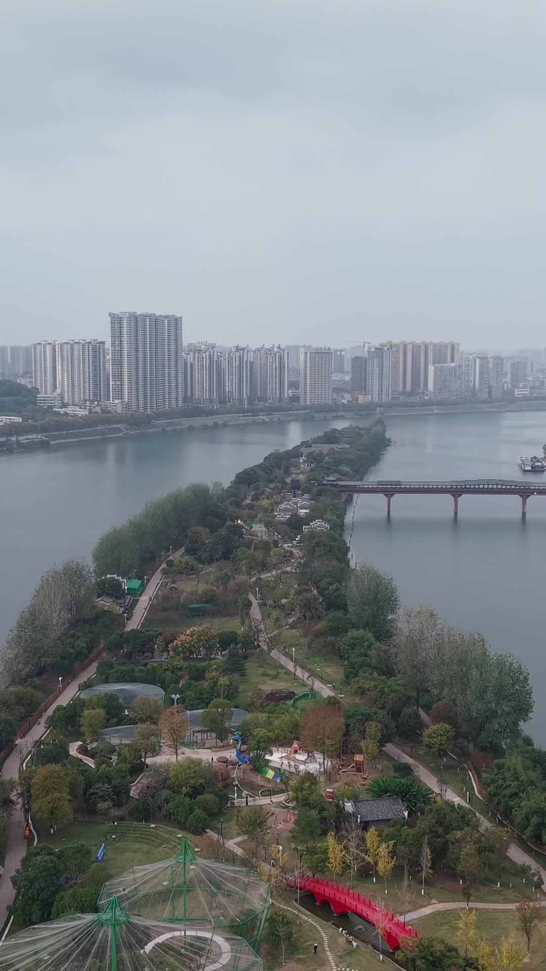城市湖畔的悠闲时光