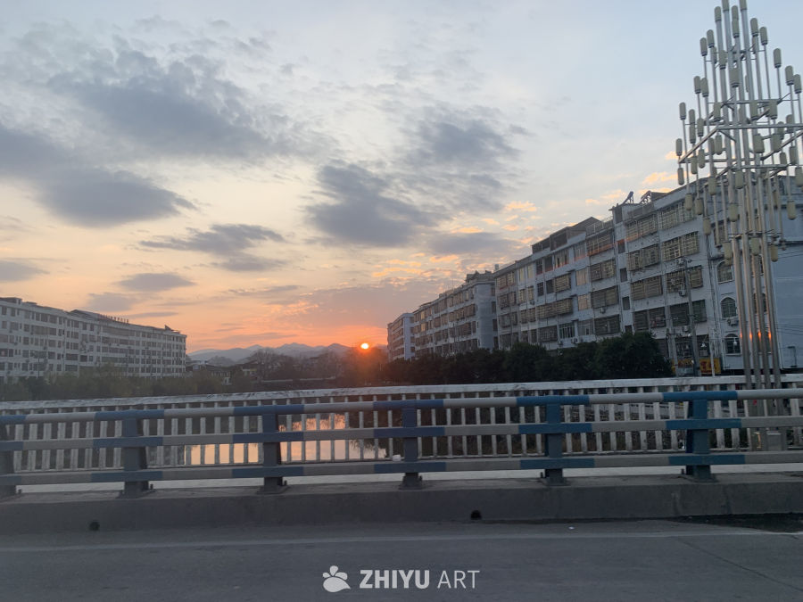 城市日落下的宁静时光
