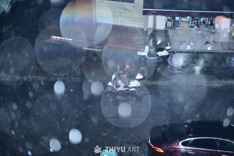 雨中街景