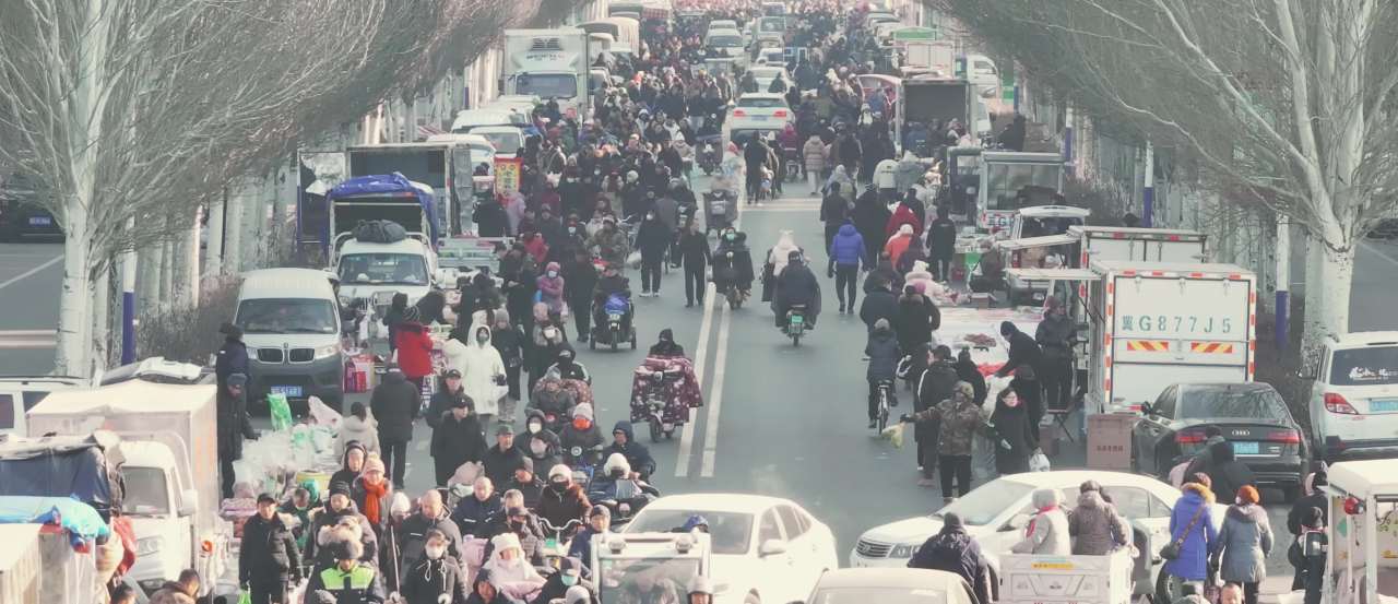 冬日马路市场繁忙景象