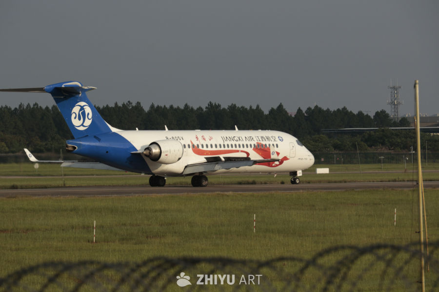江西航空客机在机场跑道上
