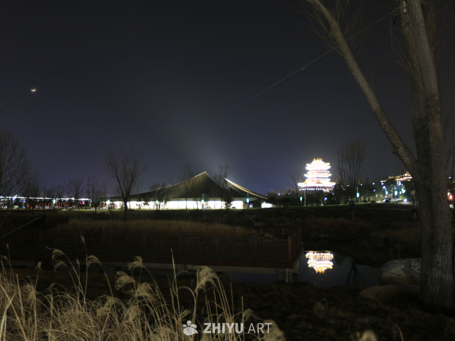 夜色中的古塔与倒影