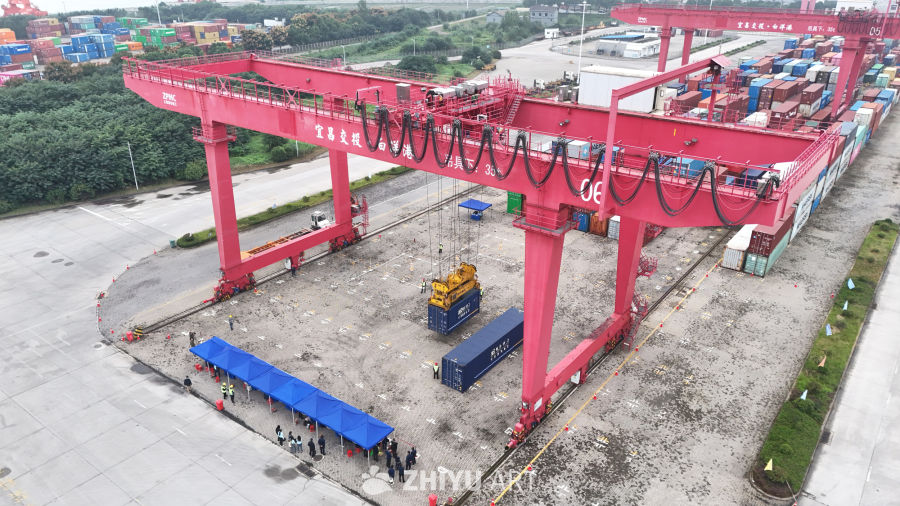 港口起重机作业现场