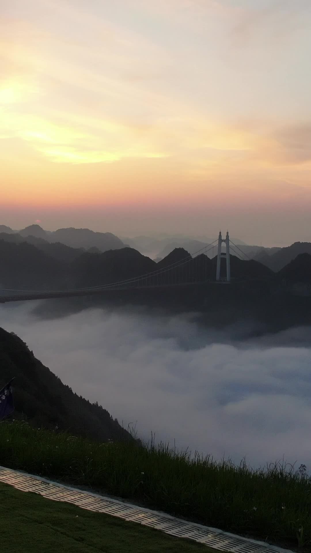 日出云海映山桥