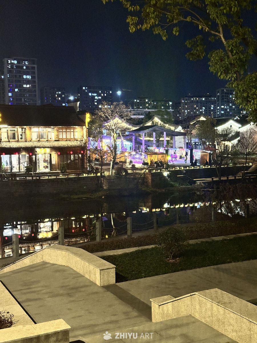 夜晚下的老街一角
