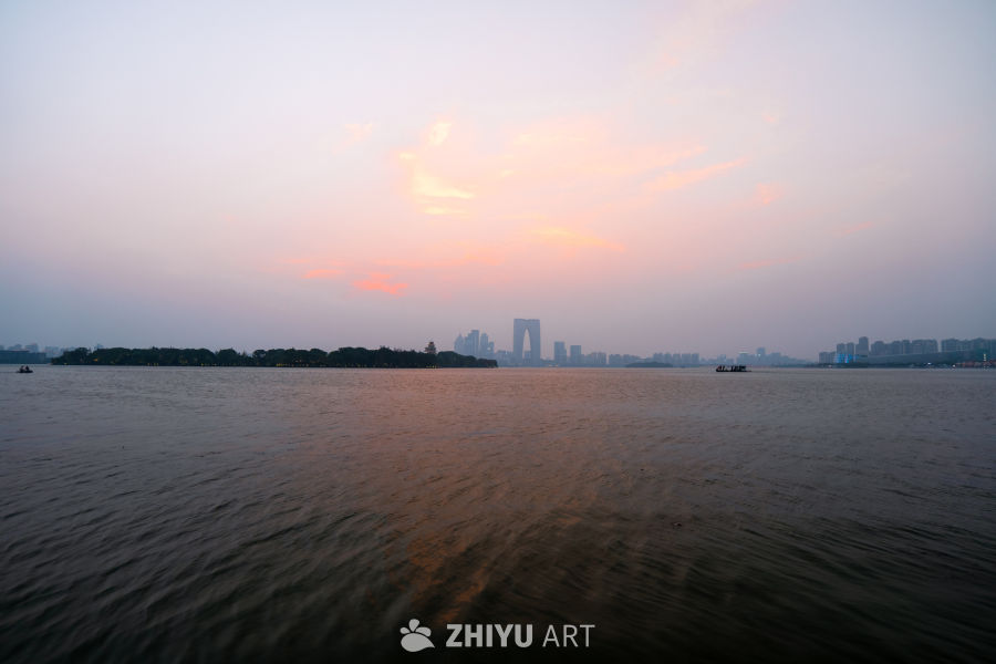 湖畔日落：城市与自然的交融