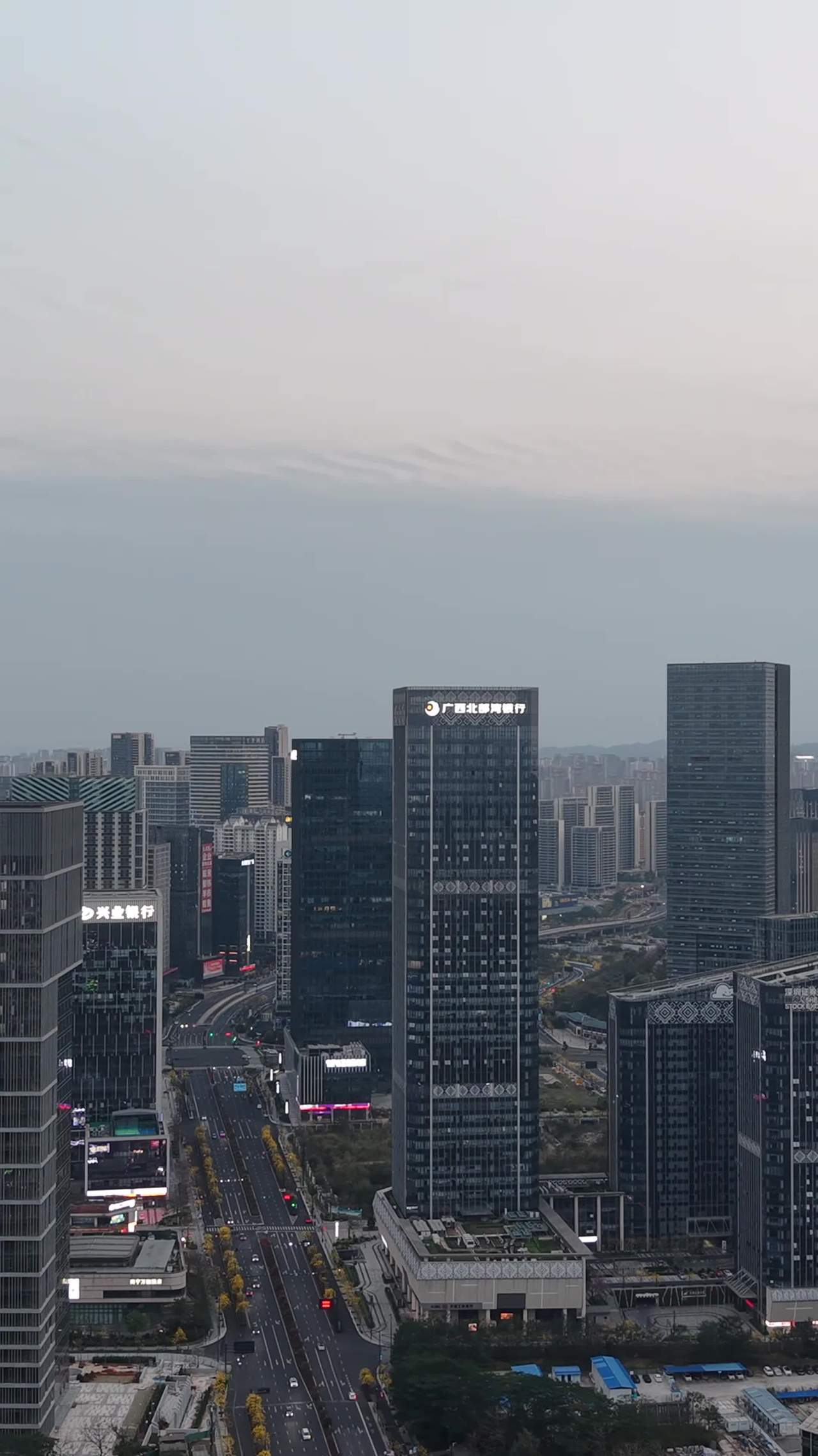 都市黄昏：高楼林立的繁忙景象