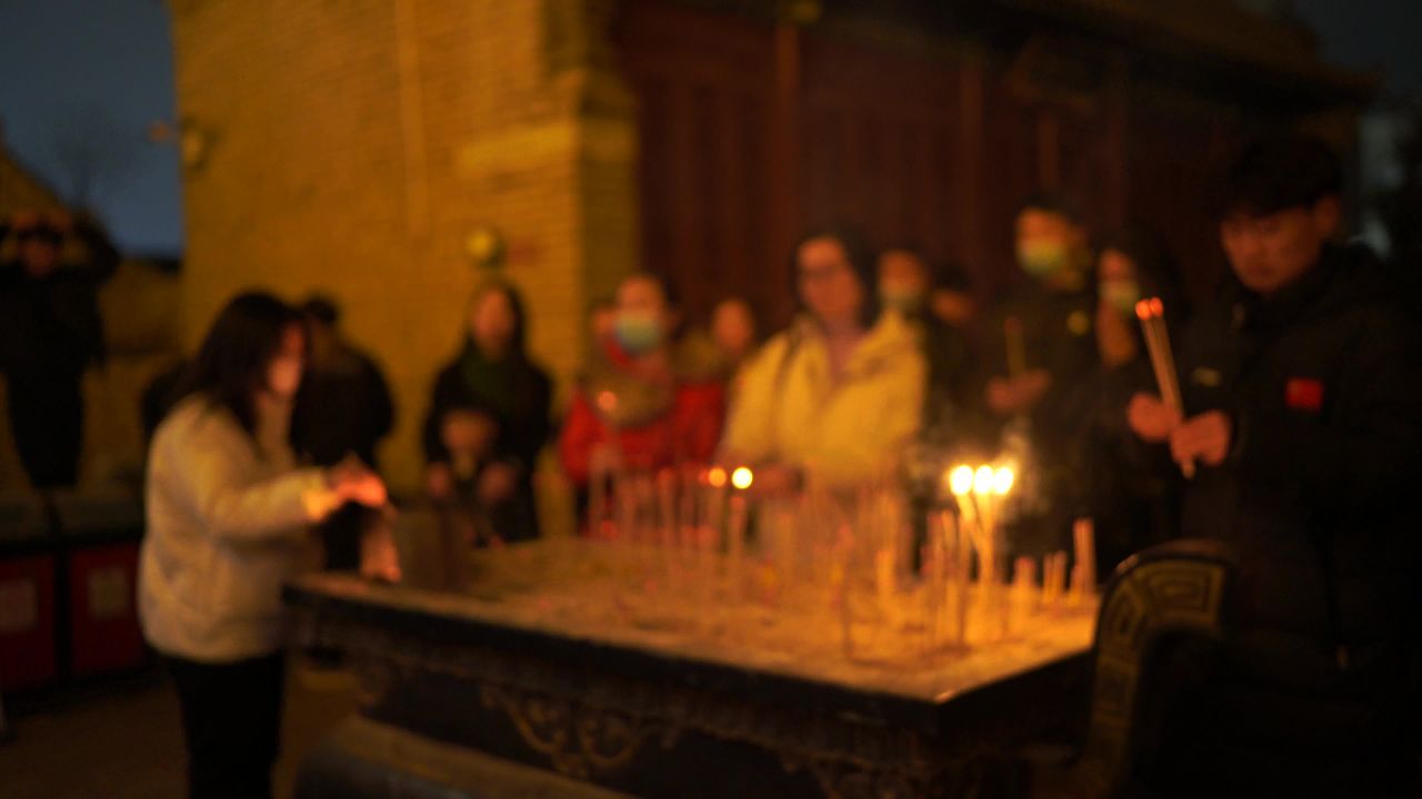 夜晚寺庙祈福场景