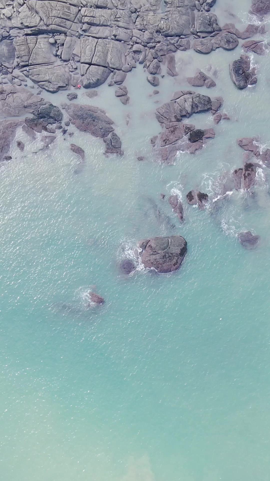 俯拍大海海浪礁石竖屏