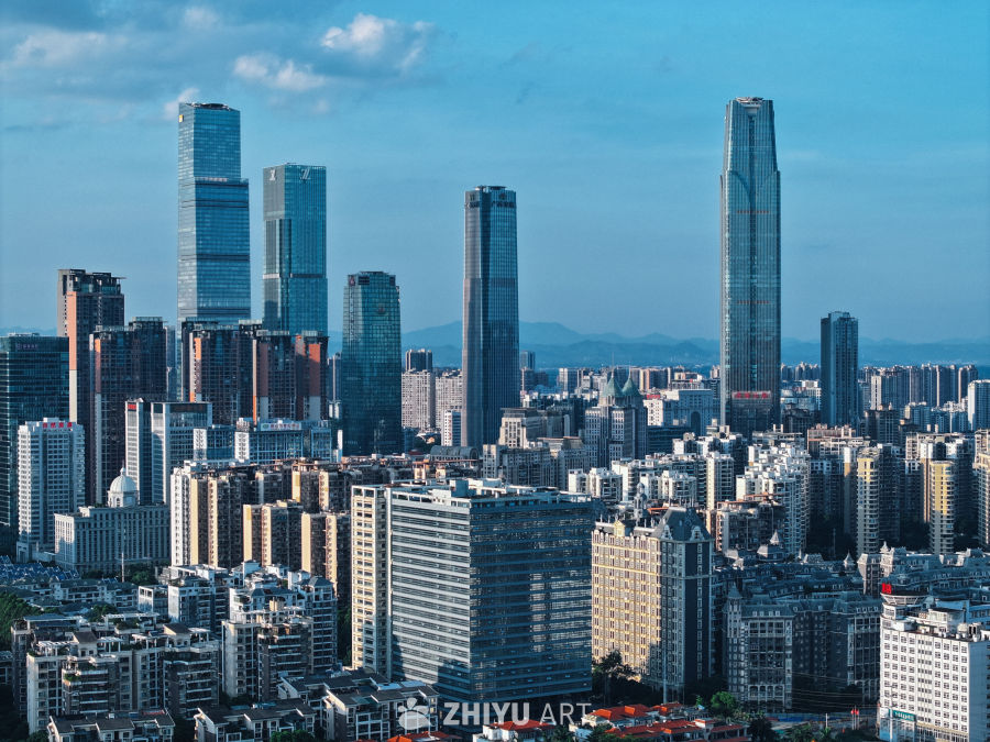 都市天际线：现代建筑群